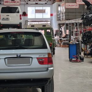 SUV BMW para mantenimiento