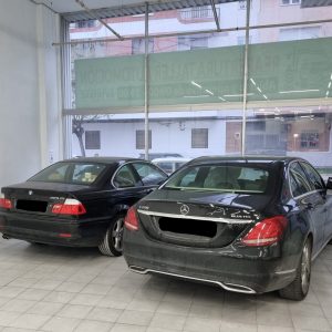bmw y mercedes escaparate