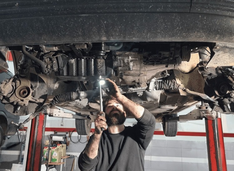 mecanico revisando el coche