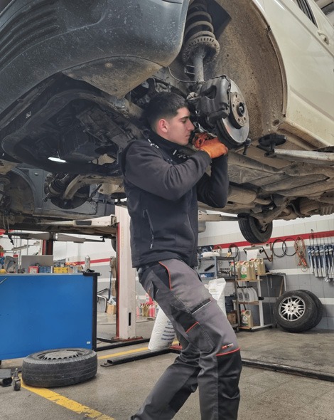 mecanico trabajando en el coche