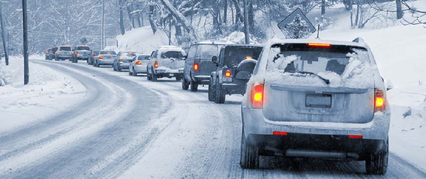 coches conduciendo en condiciones meteorologicas adversas
