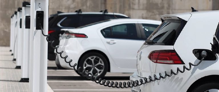 Lee más sobre el artículo Diferencias entre Coches Híbridos e Eléctricos: Cual es Mejor?