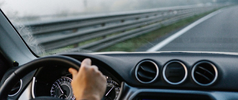 hombre conduciendo eficientemente