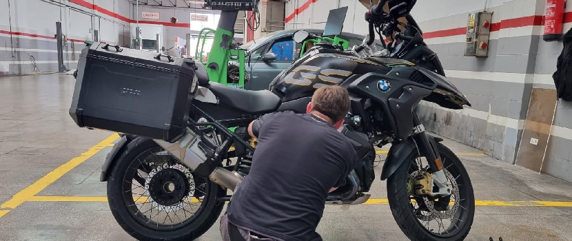 mecanico reparando moto bmw