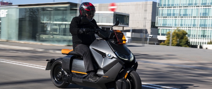 moto electrica en carretera