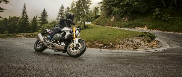 Lee más sobre el artículo ¿Se Puede Conducir una Moto con el Carnet de Coche B?